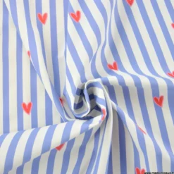 Tissu imperméable Suzette type ciré de pluie motif coeurs et rayures bleues