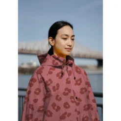 Tissu imperméable type ciré motif léopard fond Bordeaux