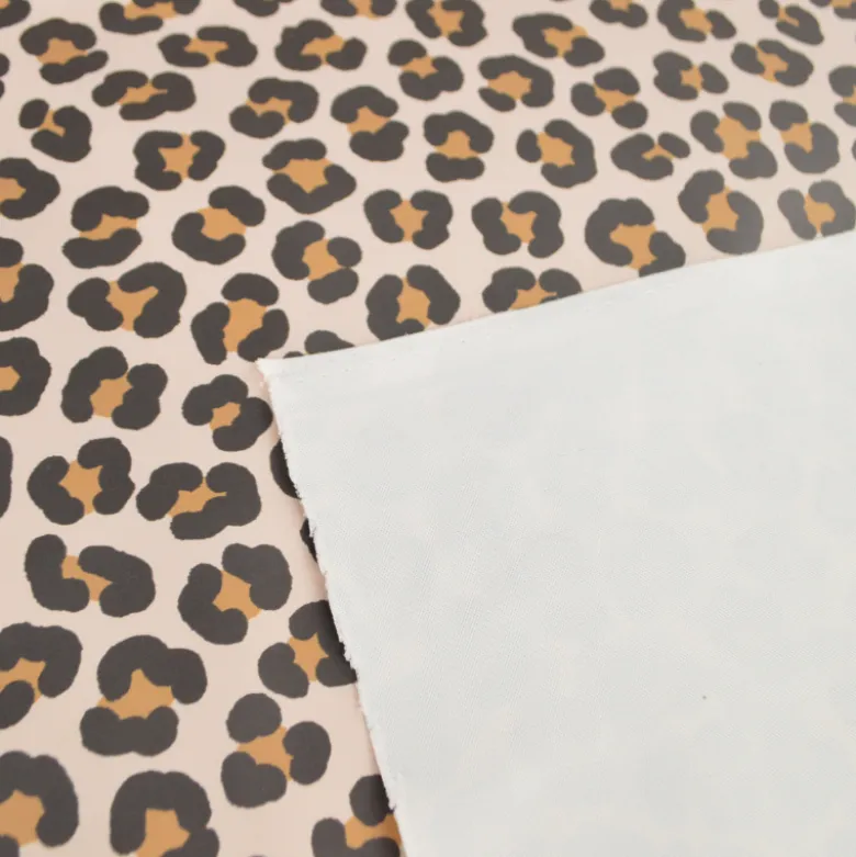 Tissu imperméable type ciré motif léopard fond écru