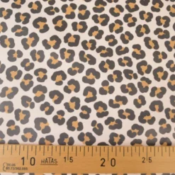 Tissu imperméable type ciré motif léopard fond écru