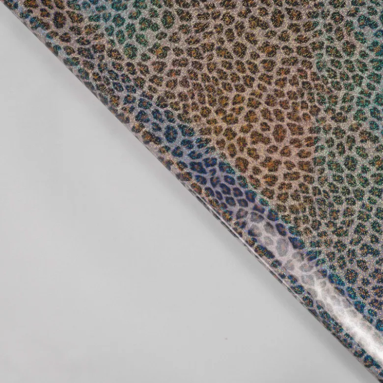 Tissu imperméable type ciré motif léopard à paillettes