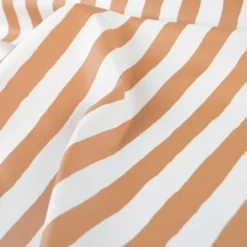 Tissu imperméable type ciré à rayures larges Camel et blanches
