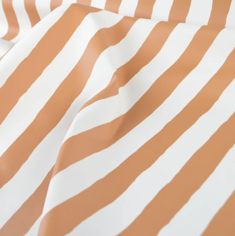 Tissu imperméable type ciré à rayures larges Camel et blanches