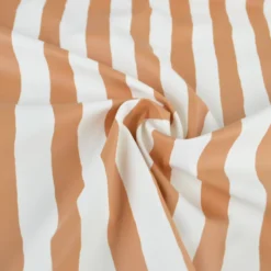 Tissu imperméable type ciré à rayures larges Camel et blanches