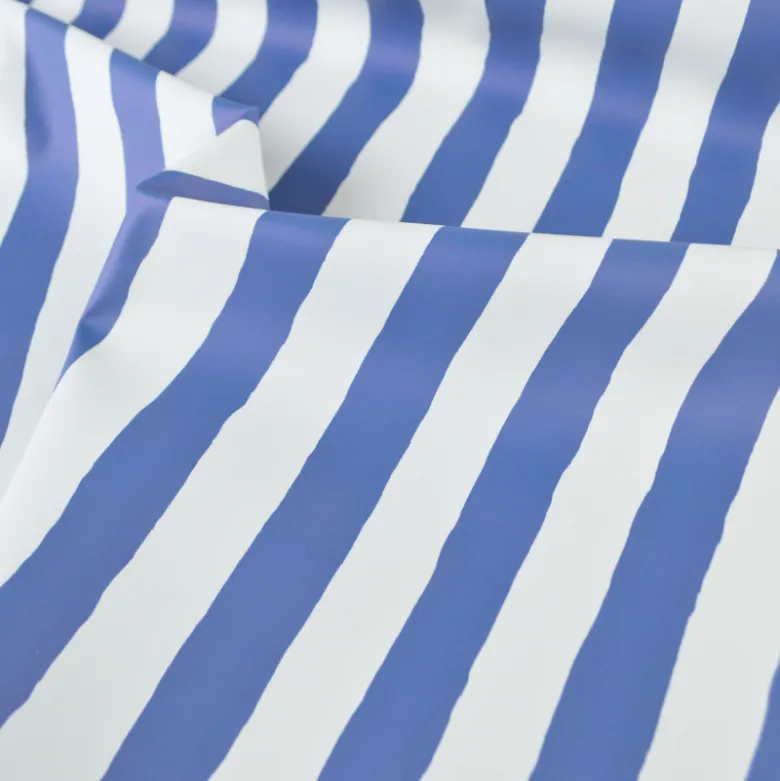 Tissu imperméable type ciré à rayures larges bleues et blanches