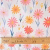 Tissu imperméable Zoila type ciré de pluie motif fleurs roses fond écru
