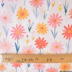 Tissu imperméable Zoila type ciré de pluie motif fleurs roses fond écru