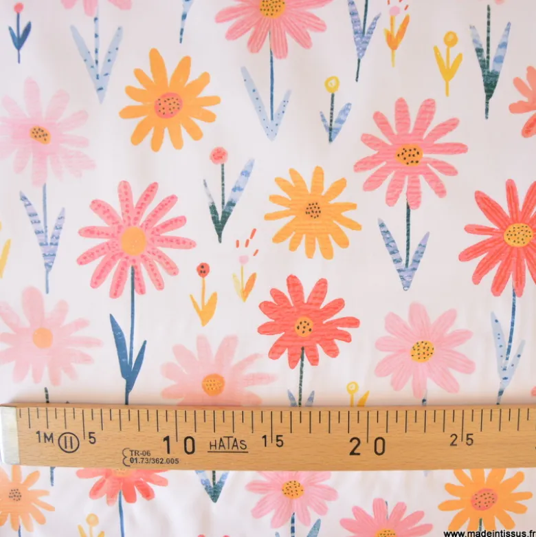 Tissu imperméable Zoila type ciré de pluie motif fleurs roses fond écru