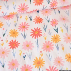 Tissu imperméable Zoila type ciré de pluie motif fleurs roses fond écru