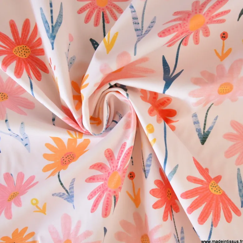 Tissu imperméable Zoila type ciré de pluie motif fleurs roses fond écru