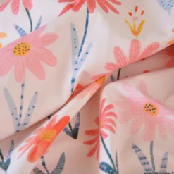Tissu imperméable Zoila type ciré de pluie motif fleurs roses fond écru