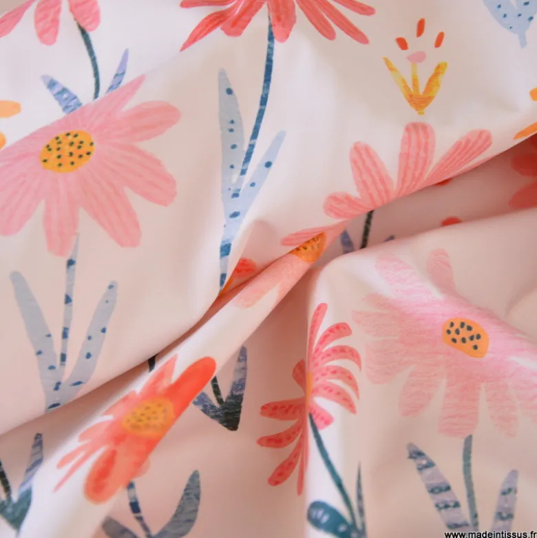 Tissu imperméable Zoila type ciré de pluie motif fleurs roses fond écru