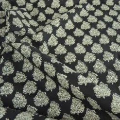 Tissu Indien Block Print Bhujodi fond noir