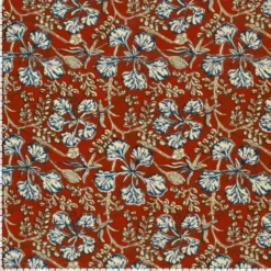 Tissu indien en voile de coton – Motif floral Chandani bleu sur fond rouge profond