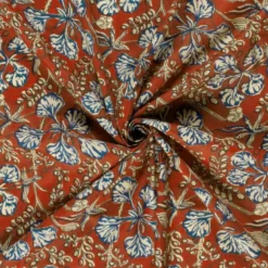 Tissu indien en voile de coton – Motif floral Chandani bleu sur fond rouge profond