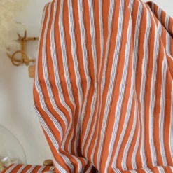 Tissu indien en voile de coton Lachung – Motif rayures Cognac