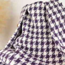 Tissu jacquard effet tweed motif pied-de-poule violet avec fil lurex doré