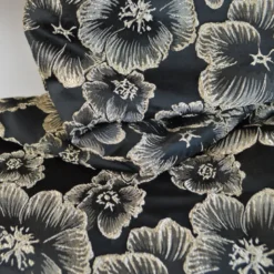 Tissu jacquard Habillement fleuri noir irisé
