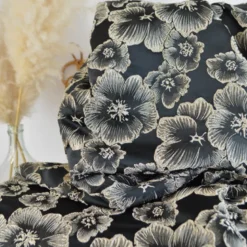 Tissu jacquard Habillement fleuri noir irisé