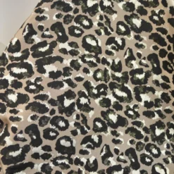 Tissu jacquard Habillement Leopard noir et doré fond beige