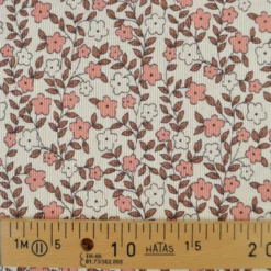 Tissu jersey côtelé bio motif fleurs roses et caramel fond naturel
