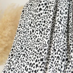 Tissu jersey côtelé fines côtes – Motif léopard noir fond blanc cassé