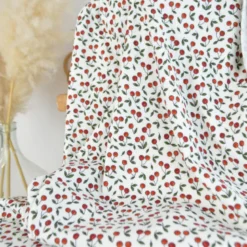Tissu jersey côtelé motif cerises fond blanc cassé