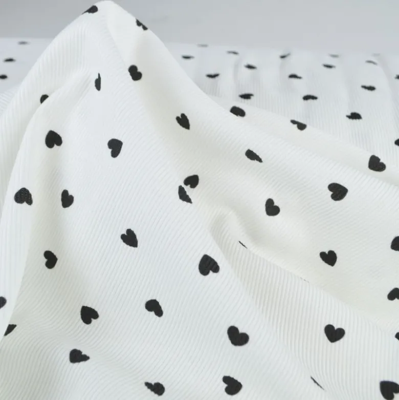 Tissu jersey côtelé motif coeurs Noirs fond blanc