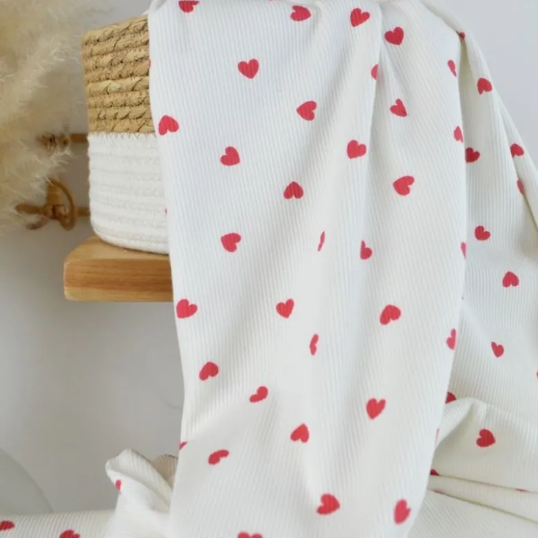 Tissu jersey côtelé motif coeurs rouges fond blanc