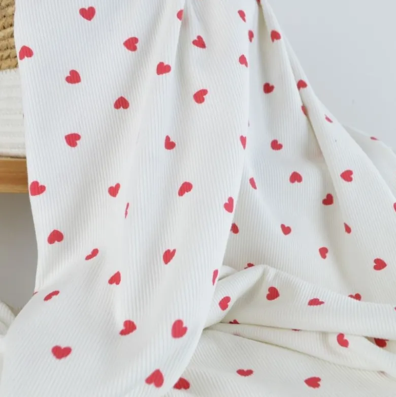 Tissu jersey côtelé motif coeurs rouges fond blanc