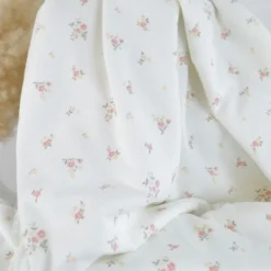 Tissu jersey côtelé motif fleurs roses fond blanc cassé