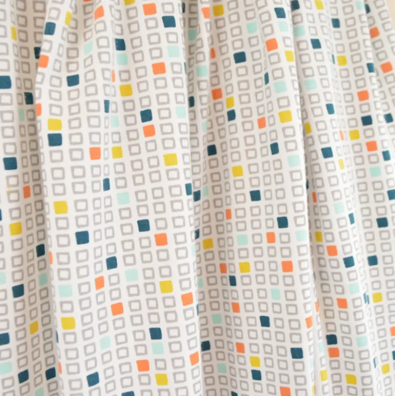 Tissu jersey cubes géométriques – Bleu, orange et jaune sur fond blanc