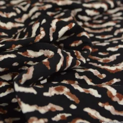 Tissu Jersey de Viscose – Imprimé Zèbre Marron & Écru sur Fond Noir