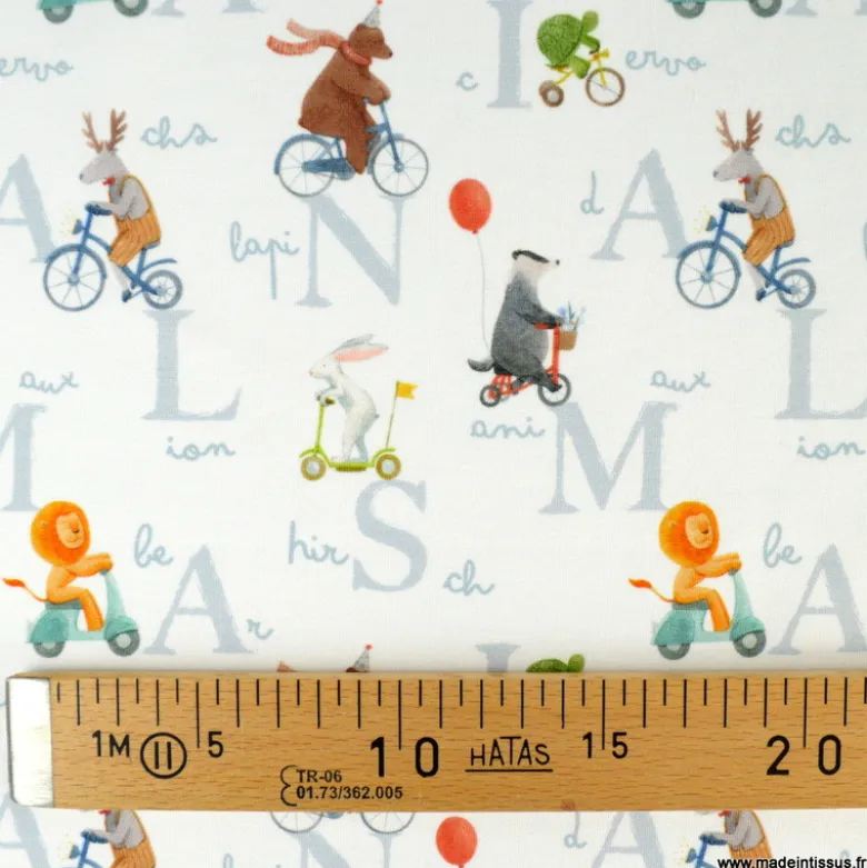 Tissu jersey motif animaux faisant du vélo fond blanc