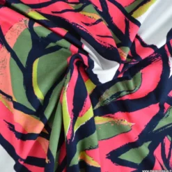Tissu jersey viscose motif grandes feuilles Rose fuchsia
