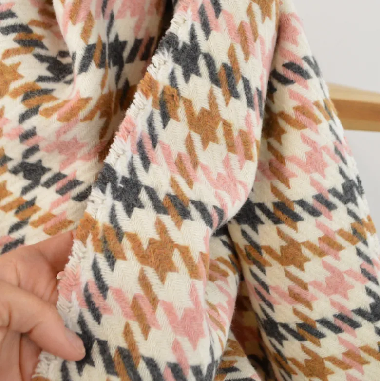 Tissu lainage pied de poule rose et camel fond écru