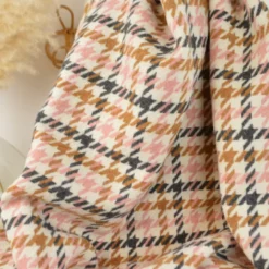 Tissu lainage pied de poule rose et camel fond écru