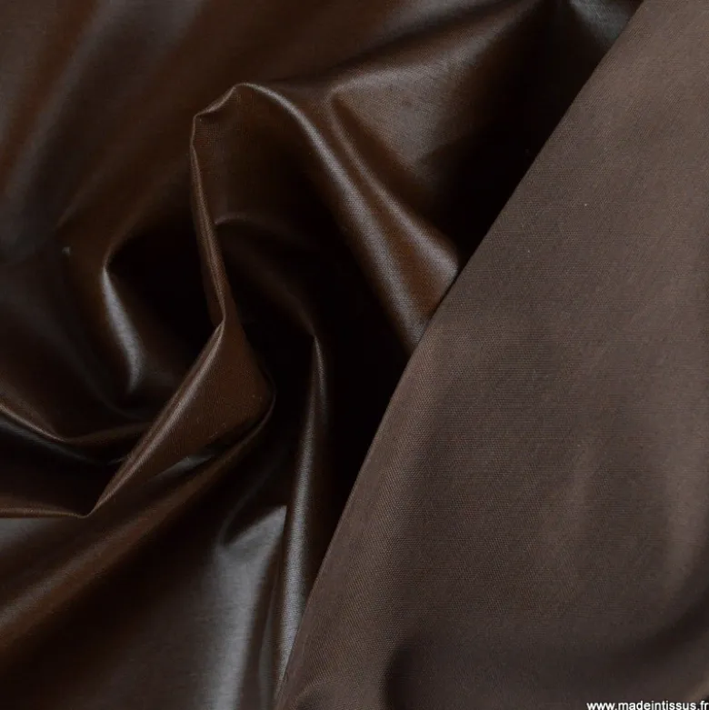 Tissu leger imperméable étanche polyester enduit acrylique chocolat.