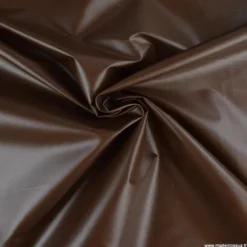 Tissu leger imperméable étanche polyester enduit acrylique chocolat.