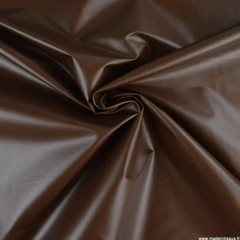 Tissu leger imperméable étanche polyester enduit acrylique chocolat.