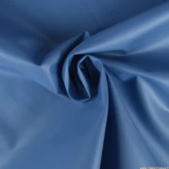 Tissu leger imperméable étanche polyester enduit acrylique bleu denim.