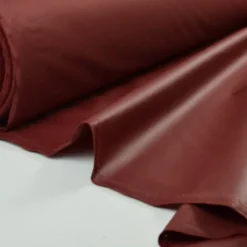 Tissu leger imperméable étanche polyester enduit acrylique bordeaux .