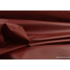 Tissu leger imperméable étanche polyester enduit acrylique bordeaux .