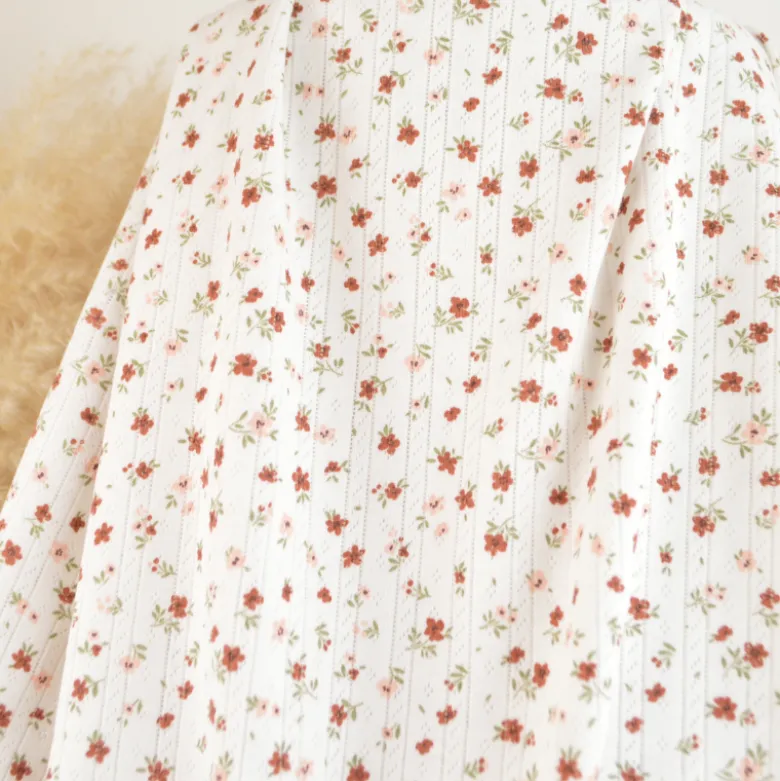 Tissu maille pointelle motif petites fleurs terracotta – fond blanc cassé
