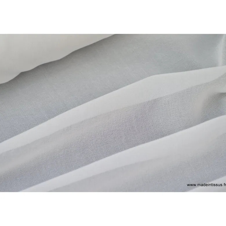 Tissu Mousseline coloris blanc .
