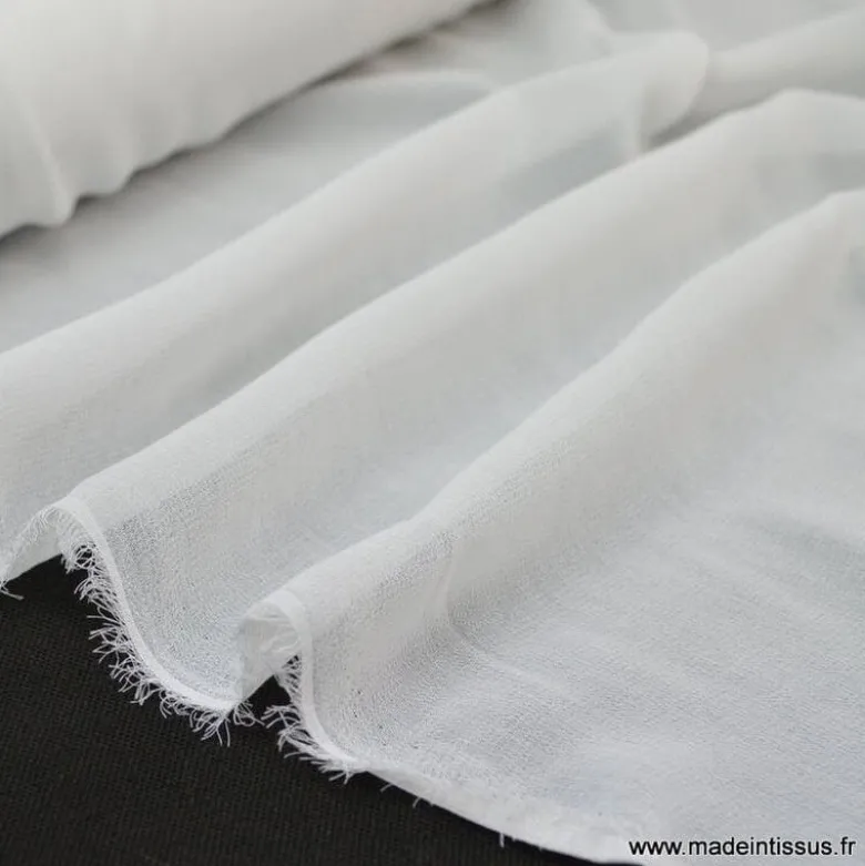 Tissu Mousseline coloris blanc .