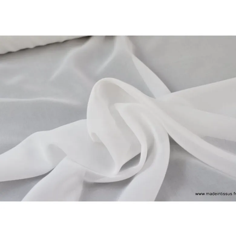 Tissu Mousseline coloris blanc .