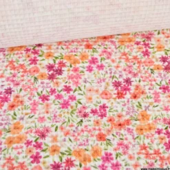 Tissu nid d'abeille Romane motif fleurs Fuchsia