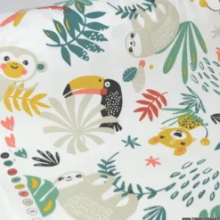 Tissu Payadi en coton OEKO TEX imprimé Perroquets et Paresseux fond blanc