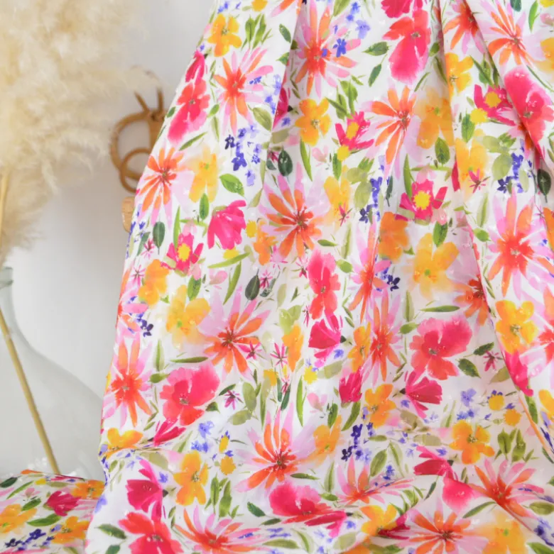 Tissu plumetis de viscose fleurs roses, jaunes et vertes – Fond blanc